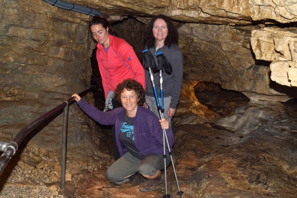 Camille, Fabi et Michèle dans la grotte haute de Saint-Christophe